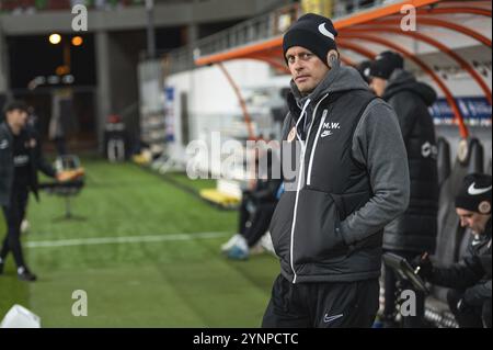 LUBIN, POLONIA - 22 NOVEMBRE 2024: Partita di calcio polacca PKO Ekstraklasa tra KGHM Zaglebie Lubin vs Motor Lublin. Marcin Wlodarski allenatore della Z Foto Stock