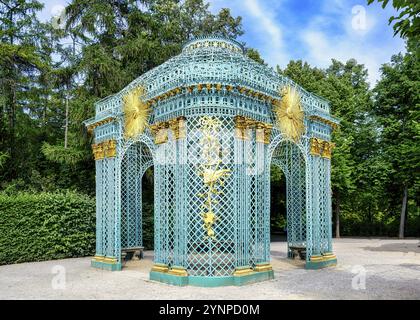 Una vista sul Tempio del Sole nel parco di Palazzo Sanssouci a Potsdam Foto Stock