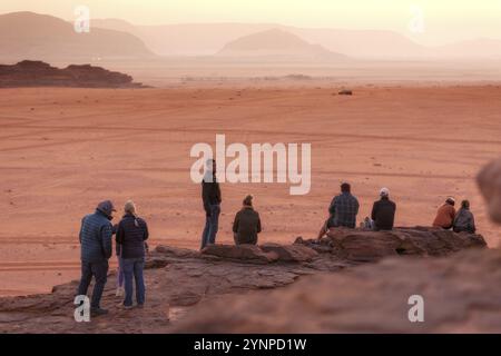 Jordan, Wadi Rum, 1 novembre 2022: Persone in attesa dell'alba sul deserto, Asia Foto Stock