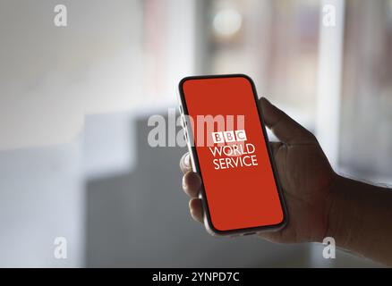 Logo BBC News sullo schermo dello smartphone con informazioni aggiornate. Foto Stock