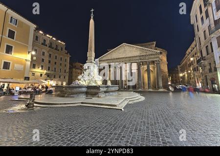 Il Pantheon di Roma e la piazza circostante di notte Foto Stock