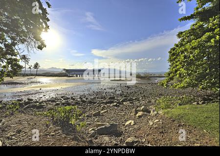 Il Sugar Wharf a Port Douglas sulla costa orientale dell'Australia durante il giorno Foto Stock