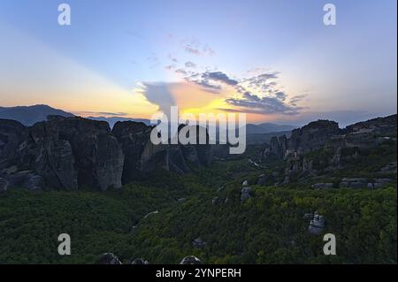 Monastero di Varlaam, Sacro Monastero di San Nicola, Monastero di Rousanou e Megalo Meteoro fotografati al tramonto Foto Stock