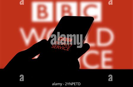Logo BBC News sullo schermo dello smartphone con informazioni aggiornate. Foto Stock