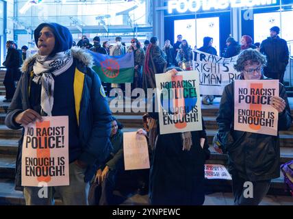 Martedì 26 novembre 2024. Traveller and Gypsy Protestation. Manchester Regno Unito. Protesta al Manchester Arndale Centre, Exchange Square. La polizia di Greater Manchester (GMP) sta affrontando crescenti critiche dopo che un ente di beneficenza ha accusato gli agenti di rimuovere con la forza i bambini zingari e viaggiatori dai mercatini di Natale della città, scatenando diffuse accuse di discriminazione. Il Traveller Movement, un ente di beneficenza nazionale, ha condannato l’incidente come “scioccante” e “inaccettabile”, e chiede un’indagine completa sulle azioni degli ufficiali del GMP. L'incidente si è svolto lo scorso fine settimana, sabato 24 Foto Stock