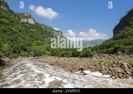 Le acque del grande fiume Santiago dopo la tempesta. Guadalajara, Jalisco. Messico Foto Stock