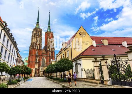 Breslavia, Polonia, 21 giugno 2019: Isola Ostrow Tumski e Cattedrale di San Giovanni Battista Torri, Europa Foto Stock