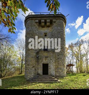 Una colorata giornata autunnale con la Torre Bismarck vicino a Ballenstedt in Sassonia-Anhalt, Germania, Europa Foto Stock