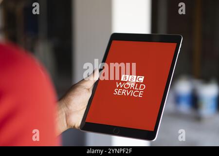 Logo BBC News sullo schermo dello smartphone con informazioni aggiornate. Foto Stock