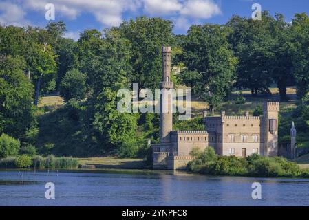 Una vista della casa dei motori a vapore nel parco babelsberg dal ponte in glienicker Foto Stock