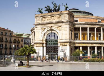 Politama famoso teatro con i suoi colori e le sue forme. Palermo, Sicilia. Italia Foto Stock