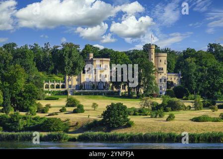 Il Palazzo Babelsberg la residenza estiva dell'imperatore tedesco Wilhelm I.at cielo blu Foto Stock