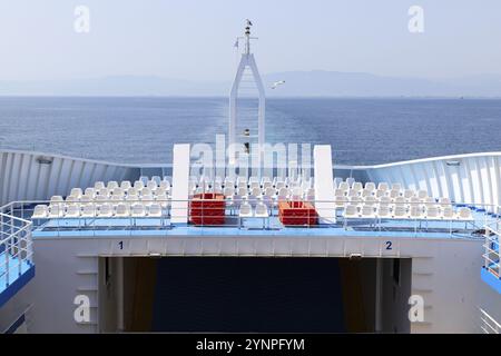 Posti a sedere bianchi a file vuote sulla terrazza del ponte del traghetto, mare Foto Stock