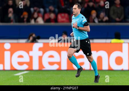 Leverkusen, Germania. 26 novembre 2024. LEVERKUSEN, GERMANIA - NOVEMBRE 26: Arbitro Mykola Balakin durante la fase MD5 della UEFA Champions League 2024/25 tra il Bayer 04 Leverkusen e il Salzburg alla BayArena il 26 novembre 2024 a Leverkusen, Germania. (Foto di Joris Verwijst/Orange Pictures) credito: Orange Pics BV/Alamy Live News Foto Stock