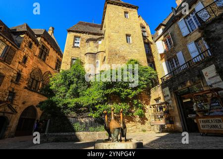 Sarlat la Сanade- France, 21 ottobre 2018 : tre famose oche di bronzo in Place du marché-aux-Oies nella città vecchia Sarlat la Caneda, Perigord Noir, D Foto Stock