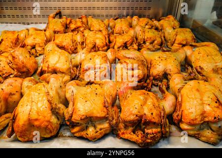 pollo fritto alla griglia al banco del supermercato Foto Stock
