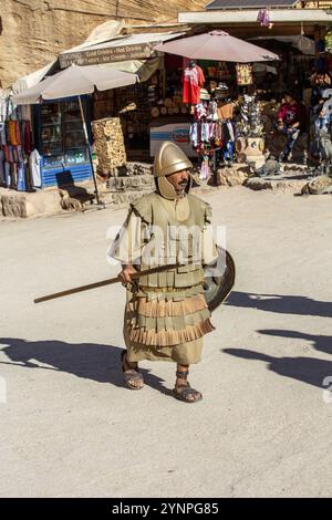 Petra, Giordania, 3 novembre 2022: Uomo vestito come un'antica guardia nabatea all'ingresso del sito archeologico, in Asia Foto Stock