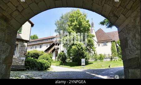 Ammira attraverso l'arco l'abbazia di Bebenhausen a Schoenbuch vicino a Tuebingen Foto Stock