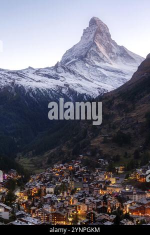Zermatt, Svizzera, 7 ottobre 2019: Veduta aerea del crepuscolo notturno della città e vetta della neve del Cervino nella famosa stazione sciistica svizzera, Alpi svizzere, Europa Foto Stock