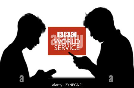 Logo BBC News sullo schermo dello smartphone con informazioni aggiornate. Foto Stock
