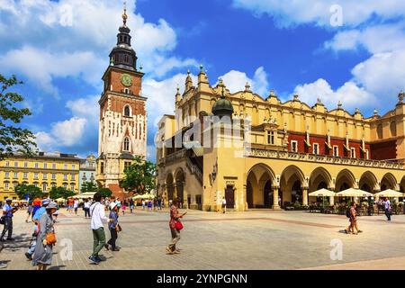 Cracovia, Polonia, 18 giugno 2019: Persone vicino al Cloth Hall e alla Torre del Municipio nella piazza principale del mercato Rynek Glowny, Europa Foto Stock