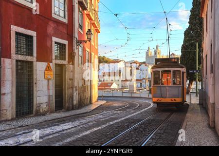 Un'antica carrozza tram tradizionale nel centro della città di Lisbona, in Portogallo. La città ha mantenuto in servizio il vecchio tram tradizionale all'interno della parte storica di t Foto Stock