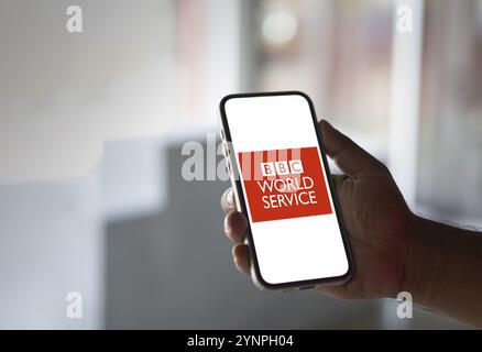 Logo BBC News sullo schermo dello smartphone con informazioni aggiornate. Foto Stock