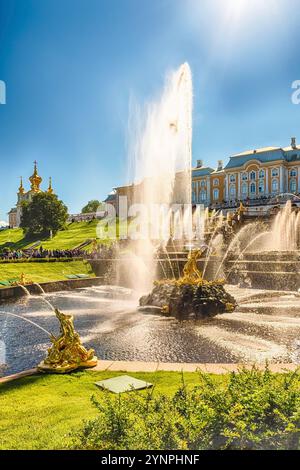 PETERHOF, RUSSIA - AGOSTO 28: Vista panoramica della Grand Cascade, del Palazzo Peterhof, Russia, il 28 agosto 2016. Il complesso del Palazzo Peterhof e dei giardini Foto Stock