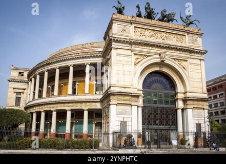 Politama famoso teatro con i suoi colori e le sue forme. Palermo, Sicilia. Italia Foto Stock