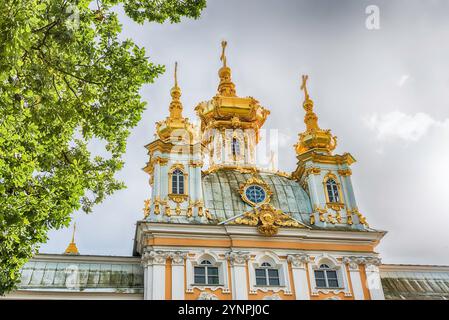 PETERHOF, RUSSIA - AGOSTO 28: Veduta della Chiesa del Gran Palazzo a Peterhof, Russia, il 28 agosto 2016. Il complesso del Palazzo e dei Giardini di Peterhof è Foto Stock