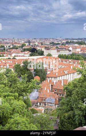 Vista aerea dei tetti rossi della città storica e del paesaggio urbano in una giornata nuvolosa. Praga, Repubblica Ceca, Europa Foto Stock