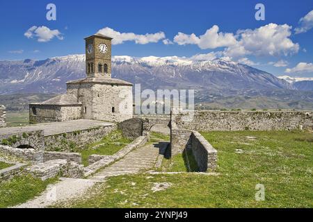 Foto dall'interno del castello di Gjirokastra con vista sulla catena montuosa innevata Foto Stock