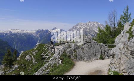 Escursionisti sul sentiero circolare Jenner e sulla piattaforma panoramica con vista sulle montagne Koenigsee e Watzmann Foto Stock