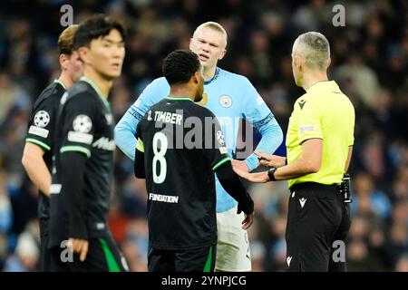 I temperamenti si alternano tra Erling Haaland del Manchester City (centro a destra) e Quinten Timber del Feyenoord (centro a sinistra) durante la UEFA Champions League, partita di campionato all'Etihad Stadium di Manchester. Data foto: Martedì 26 novembre 2024. Foto Stock