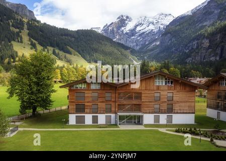 Chalet in legno nel villaggio di Kandersteg, Canton Berna, Svizzera, Europa, alberi d'autunno e panorama delle montagne, Europa Foto Stock