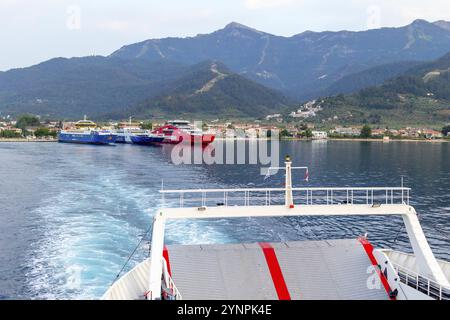 Limenas, Thassos, Grecia - 12 giugno 2024: Vista sul porto con traghetti e porto Foto Stock