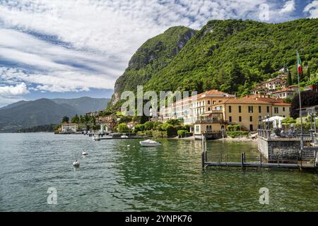 Una vista sul Lago di Como vicino a Menaggio in Italia in estate Foto Stock