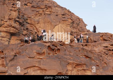 Jordan, Wadi Rum, 1 novembre 2022: Persone in attesa dell'alba sul deserto, Asia Foto Stock