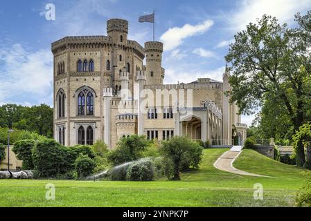 Il Palazzo Babelsberg la residenza estiva dell'imperatore tedesco Wilhelm I.at cielo blu Foto Stock