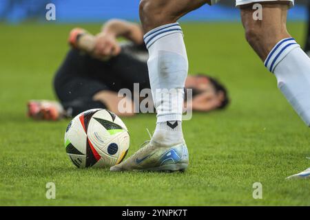 LUBIN, POLONIA - 22 NOVEMBRE 2024: Partita di calcio polacca PKO Ekstraklasa tra KGHM Zaglebie Lubin vs Motor Lublin. Dettaglio della gamba e della palla del giocatore. Foto Stock