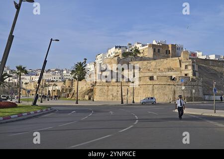 Muro di Tangeri con un poliziotto random che cammina per strada in una giornata di sole Foto Stock