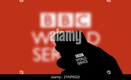 Logo BBC News sullo schermo dello smartphone con informazioni aggiornate. Foto Stock