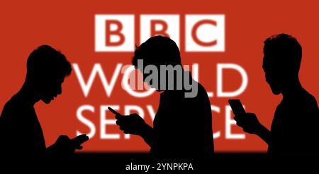 Logo BBC News sullo schermo dello smartphone con informazioni aggiornate. Foto Stock