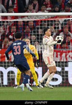 Strafraumszene, Torraumszene Torschuss Aktion Torchance Jamal Musiala FC Bayern Muenchen FCB (42) gegen Torwart Matvei Safonov FC Paris Saint-Germain PSG (39) FC Bayern Muenchen vs. Paris St. Germain, Fussball, UEFA Champions League, Spieltag 5, Saison 2024/2025, 26.11.2024 foto: Eibner-Pressefoto/Michael Weber Foto Stock