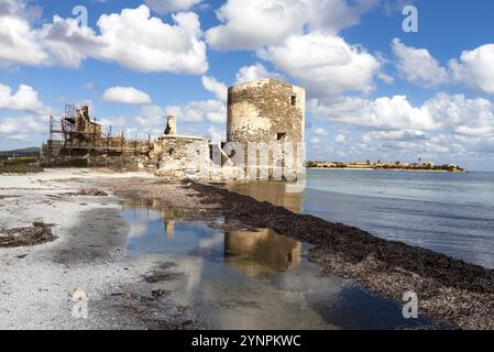 Vista panoramica della Torre delle Saline contro le nubi sparse a mezzogiorno. Stintino, Sardegna. Italia Foto Stock