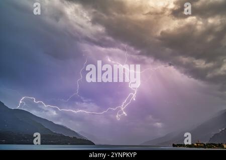 Un forte temporale con un sacco di fulmini sul Lago di Como Foto Stock