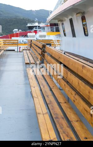 Posti a sedere vuoti sulla terrazza del traghetto, porto Foto Stock