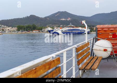 Limenas, Thassos, Grecia - 12 giugno 2024: Vista sul porto con traghetti e porto Foto Stock