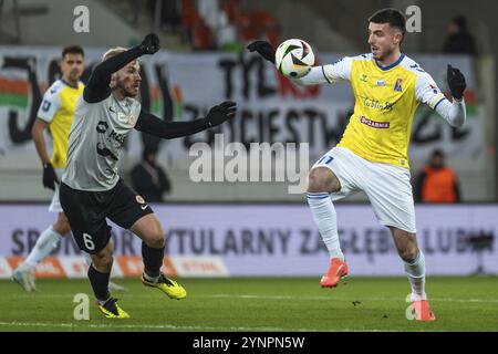 LUBIN, POLONIA - 22 NOVEMBRE 2024: Partita di calcio polacca PKO Ekstraklasa tra KGHM Zaglebie Lubin vs Motor Lublin. Tomasz Makowski (L) Kaan Caliska Foto Stock