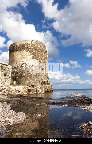 Vista panoramica della Torre delle Saline contro le nubi sparse a mezzogiorno. Stintino, Sardegna. Italia Foto Stock